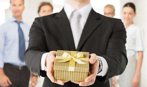 Tạo thiện cảm bằng cách tặng quà tặng dành cho khách hàng