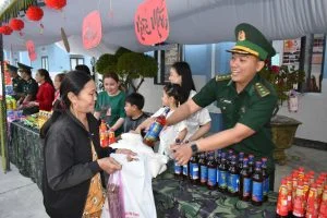Là những món quà nhỏ trao tận tay các em nhỏ có hoàn cảnh khó khăn, thắp lên niềm tin về một tương lai tươi sáng hơn.